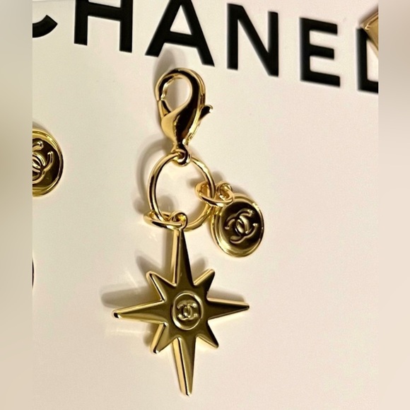 New CHANEL Limited Edition Double Star Charm and Round CC with Clasp - Picture 7 of 11